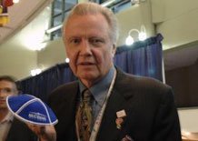 Actor Jon Voight holding up his yarmulke at a Republican National Convention